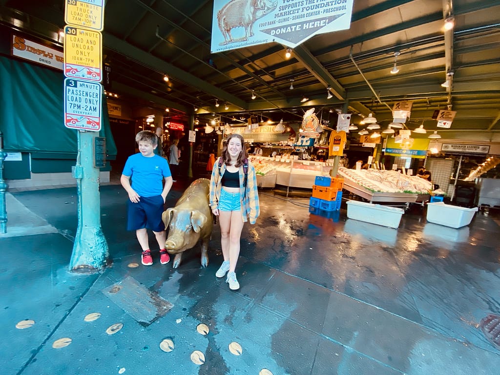 Kids posing with the pig in Pike Place
